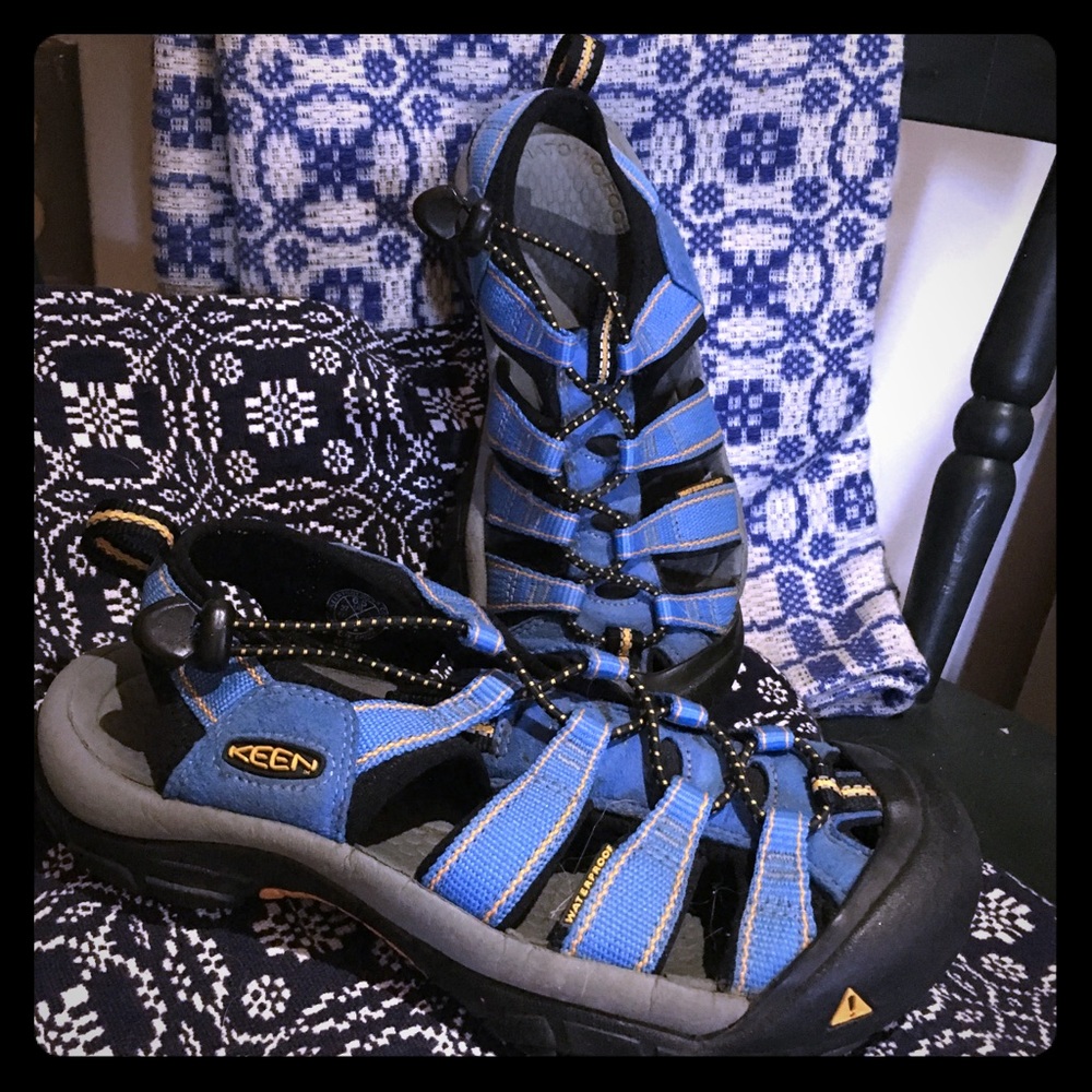 •Size 6.5 boys Keens•